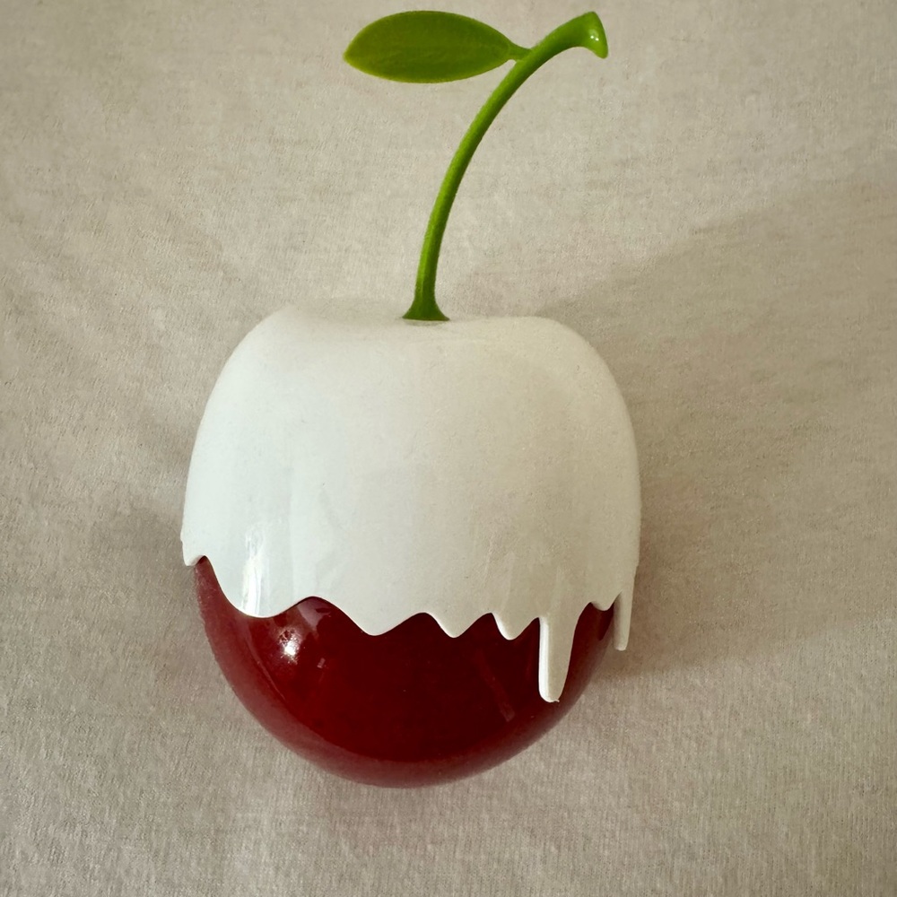 Kim Kardashian Kimoji cherry perfume